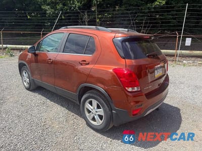 Trzecie zdjęcie samochodu z tyłu: 2019 CHEVROLET TRAX 1LT VIN:3GNCJPSB1KL276511 - miniatura