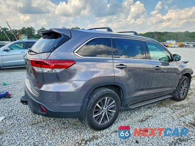 Trzecie zdjęcie samochodu z tyłu: 2018 TOYOTA HIGHLANDER XLE VIN:5TDJZRFH2JS536278 - miniatura
