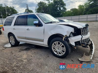 Czwarte zdjęcie samochodu z boku: 2013 LINCOLN NAVIGATOR VIN:5LMJJ2H5XDEL06122 - miniatura