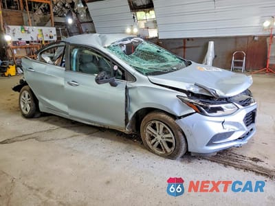 Czwarte zdjęcie samochodu z boku: 2017 CHEVROLET CRUZE LT VIN:3G1BE6SM4HS555673 - miniatura