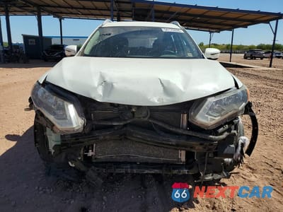 Piąte zdjęcie samochodu w środku: 2017 NISSAN ROGUE SV VIN:KNMAT2MT8HP511373 - miniatura