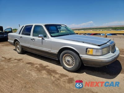 Czwarte zdjęcie samochodu z boku: 1994 LINCOLN TOWN CAR SIGNATURE VIN:1LNLM82W4RY630745 - miniatura