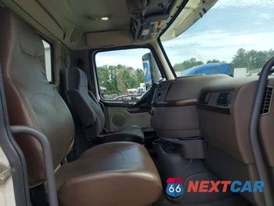 Piąte zdjęcie samochodu w środku: 2017 VOLVO VNL SEMI TRUCK VIN:4V4N39TG9HN988022 - miniatura