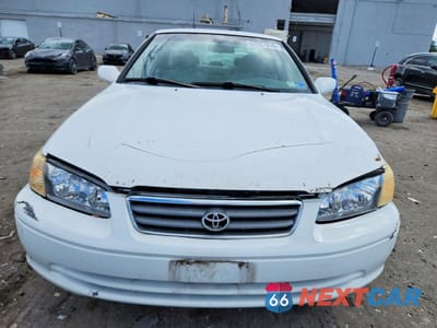 Piąte zdjęcie samochodu w środku: 2001 TOYOTA CAMRY LE VIN:JT2BG28K010601635 - miniatura