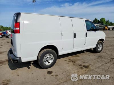 Trzecie zdjęcie samochodu z tyłu: 2021 CHEVROLET EXPRESS 25 - DELIVERY VAN VIN:1GCWGAFP2M1191422 - miniatura