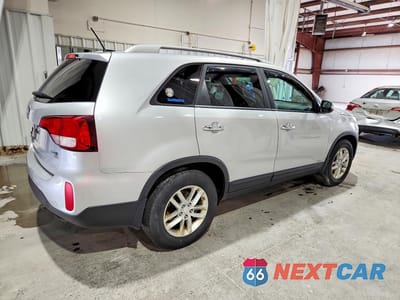 Trzecie zdjęcie samochodu z tyłu: 2015 KIA SORENTO LX VIN:5XYKTDA75FG602186 - miniatura