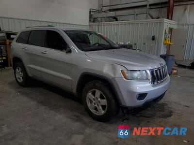 Czwarte zdjęcie samochodu z boku: 2011 JEEP GRAND CHEROKEE LAREDO VIN:1J4RR4GG4BC600524 - miniatura