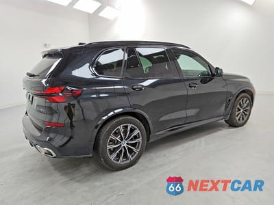 Trzecie zdjęcie samochodu z tyłu: 2025 BMW X5 XDRIVE50E VIN:5UX43EU08S9Y42193 - miniatura