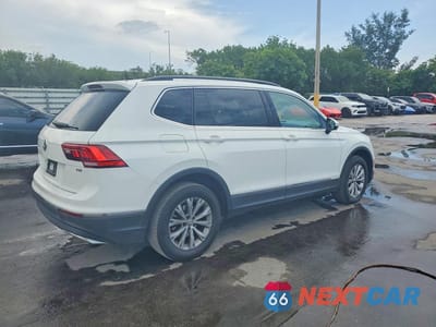 Trzecie zdjęcie samochodu z tyłu: 2018 VOLKSWAGEN TIGUAN SE VIN:3VV3B7AX9JM029914 - miniatura