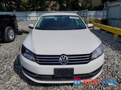 Piąte zdjęcie samochodu w środku: 2015 VOLKSWAGEN PASSAT S VIN:1VWAT7A3XFC075547 - miniatura