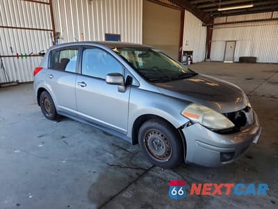 Czwarte zdjęcie samochodu z boku: 2009 NISSAN VERSA 1.8 S VIN:3N1BC13E59L404525 - miniatura