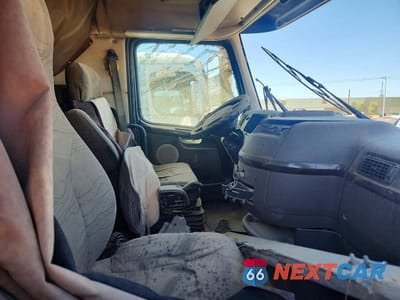 Piąte zdjęcie samochodu w środku: 2015 VOLVO VNL SEMI TRUCK VIN:4V4NC9EH0FN184534 - miniatura