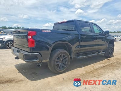 Trzecie zdjęcie samochodu z tyłu: 2025 CHEVROLET SILVERADO K1500 TRAIL BOSS CUSTOM VIN:3GCPKCEK5SG333281 - miniatura