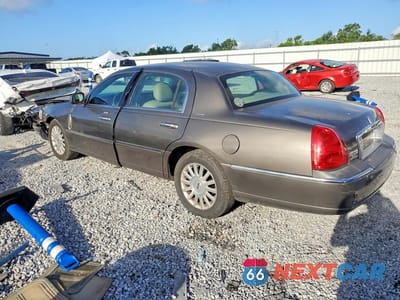 Drugie zdjęcie samochodu z przodu: 2004 LINCOLN TOWN CAR SIGNATURE VIN:1LNHM81W24Y671200 - miniatura