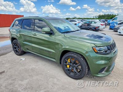 Czwarte zdjęcie samochodu z boku: 2021 JEEP GRAND CHEROKEE TRACKHAWK VIN:1C4RJFN93MC605875 - miniatura