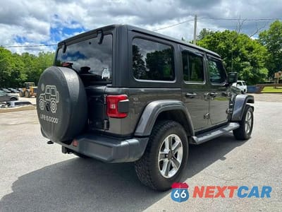 Trzecie zdjęcie samochodu z tyłu: 2020 JEEP WRANGLER UNLIMITED SAHARA VIN:1C4HJXEGXLW109016 - miniatura
