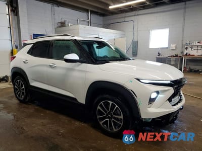 Czwarte zdjęcie samochodu z boku: 2025 CHEVROLET TRAILBLAZER LT VIN:KL79MPSL8SB178982 - miniatura