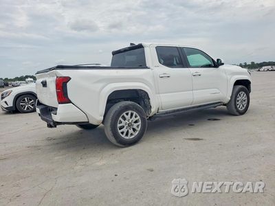 Trzecie zdjęcie samochodu z tyłu: 2025 TOYOTA TACOMA SR5 VIN:3TMKB5FN3SM038504 - miniatura