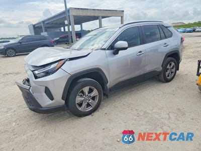 2024 TOYOTA RAV4 XLE 2T3W1RFV4RC281695 - główne zdjęcie licytacji z USA - miniatura