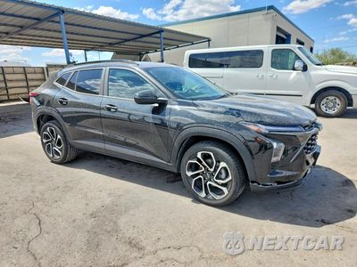 Czwarte zdjęcie samochodu z boku: 2024 CHEVROLET TRAX 2RS VIN:KL77LJE28RC059912 - miniatura