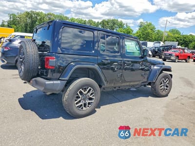 Trzecie zdjęcie samochodu z tyłu: 2026 JEEP WRANGLER SAHARA VIN:1C4PJXEN4TW179945 - miniatura