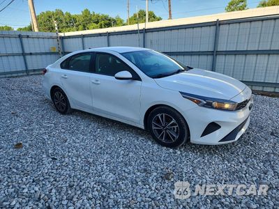 Czwarte zdjęcie samochodu z boku: 2024 KIA FORTE LXS VIN:3KPF24AD1RE757958 - miniatura