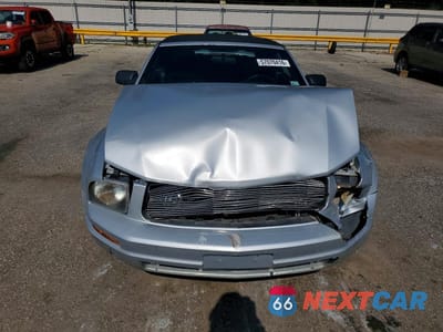 Piąte zdjęcie samochodu w środku: 2005 FORD MUSTANG VIN:1ZVFT84N355194469 - miniatura