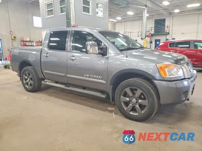 Czwarte zdjęcie samochodu z boku: 2015 NISSAN TITAN SV VIN:1N6AA0EC6FN502184 - miniatura