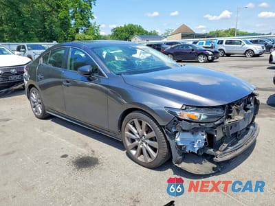 Czwarte zdjęcie samochodu z boku: 2019 MAZDA 3 SELECT VIN:JM1BPBAM3K1120857 - miniatura
