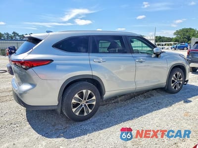 Trzecie zdjęcie samochodu z tyłu: 2023 TOYOTA HIGHLANDER XLE VIN:5TDKDRBH1PS020592 - miniatura