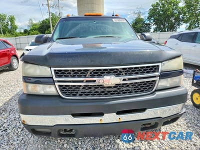 Piąte zdjęcie samochodu w środku: 2005 CHEVROLET SILVERADO K2500 HEAVY DUTY VIN:1GCHK232X5F900575 - miniatura
