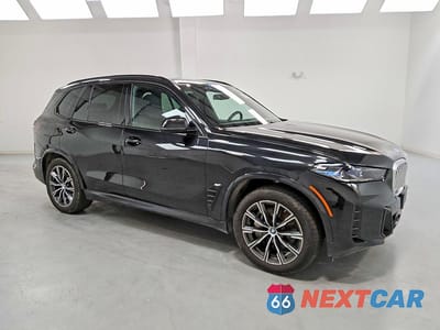 Czwarte zdjęcie samochodu z boku: 2025 BMW X5 XDRIVE50E VIN:5UX43EU08S9Y42193 - miniatura