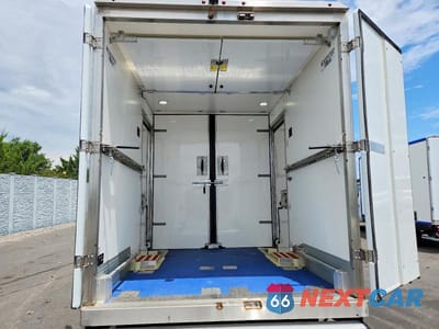 Zdjęcie 10 z 13 samochodu: 2021 CHEVROLET EXPRESS REFRIGERATED BOX TRUCK VIN:1GB0GSF77M1305530 - miniatura