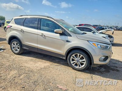 Czwarte zdjęcie samochodu z boku: 2018 FORD ESCAPE SE VIN:1FMCU0GD2JUA80353 - miniatura