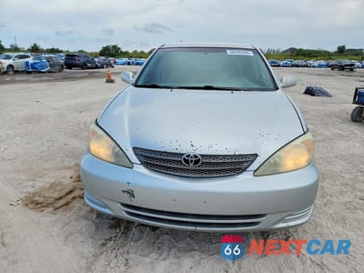Piąte zdjęcie samochodu w środku: 2002 TOYOTA CAMRY LE VIN:4T1BE32K52U029284 - miniatura