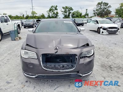 Piąte zdjęcie samochodu w środku: 2015 CHRYSLER 300C VIN:2C3CCAEG0FH920672 - miniatura