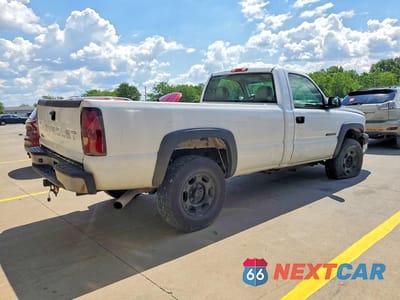 Trzecie zdjęcie samochodu z tyłu: 2004 CHEVROLET SILVERADO C2500 HEAVY DUTY VIN:1GCHC24U54E320572 - miniatura