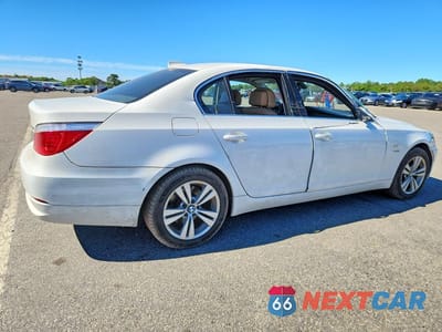 Trzecie zdjęcie samochodu z tyłu: 2010 BMW 528 XI VIN:WBANV1C51AC445915 - miniatura