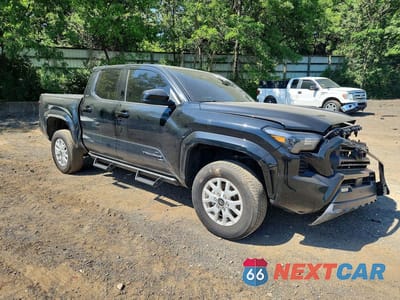Czwarte zdjęcie samochodu z boku: 2025 TOYOTA TACOMA SR5 VIN:3TMLB5JN4SM122133 - miniatura