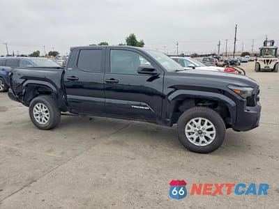 Czwarte zdjęcie samochodu z boku: 2025 TOYOTA TACOMA SR5 VIN:3TMKB5FN5SM032557 - miniatura