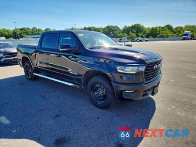 Czwarte zdjęcie samochodu z boku: 2026 RAM 1500 LARAMIE VIN:1C6SRFJP9TN376949 - miniatura