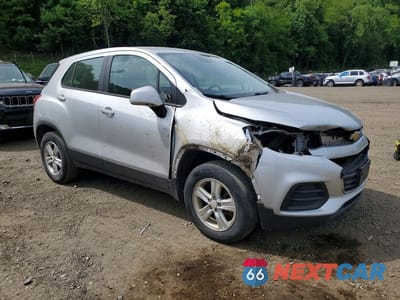 Czwarte zdjęcie samochodu z boku: 2018 CHEVROLET TRAX LS VIN:3GNCJNSB7JL223203 - miniatura