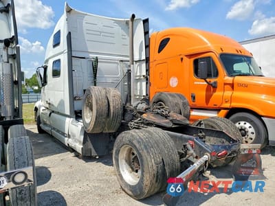 Trzecie zdjęcie samochodu z tyłu: 2019 VOLVO VNL SEMI TRUCK VIN:4V4NC9EHXKN203245 - miniatura