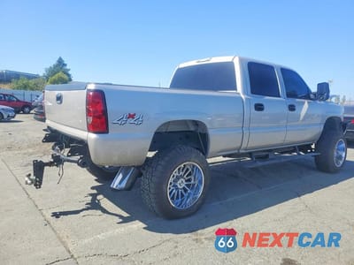 Trzecie zdjęcie samochodu z tyłu: 2004 CHEVROLET SILVERADO K2500 HEAVY DUTY VIN:1GCHK23224F245987 - miniatura