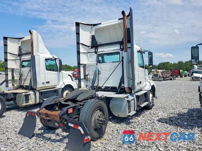Czwarte zdjęcie samochodu z boku: 2017 VOLVO VNL SEMI TRUCK VIN:4V4N39TG5HN988017 - miniatura