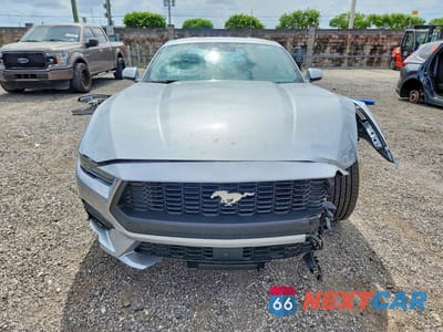 Piąte zdjęcie samochodu w środku: 2026 FORD MUSTANG VIN:1FA6P8TH1T5105441 - miniatura