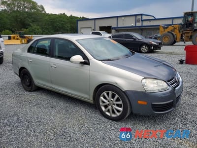 Czwarte zdjęcie samochodu z boku: 2010 VOLKSWAGEN JETTA SE VIN:3VWRZ7AJ4AM159001 - miniatura