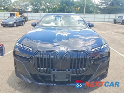 Piąte zdjęcie samochodu w środku: 2026 BMW 740 XI VIN:WBA33EH03TCW56439 - miniatura
