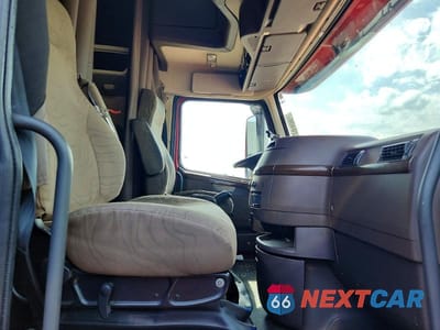 Piąte zdjęcie samochodu w środku: 2018 VOLVO VNL SEMI TRUCK VIN:4V4NC9EH7JN887881 - miniatura