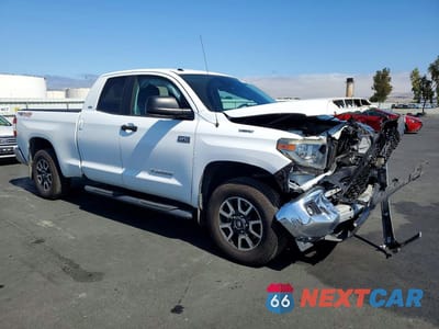 Czwarte zdjęcie samochodu z boku: 2018 TOYOTA TUNDRA SR5 VIN:5TFUY5F11JX726904 - miniatura